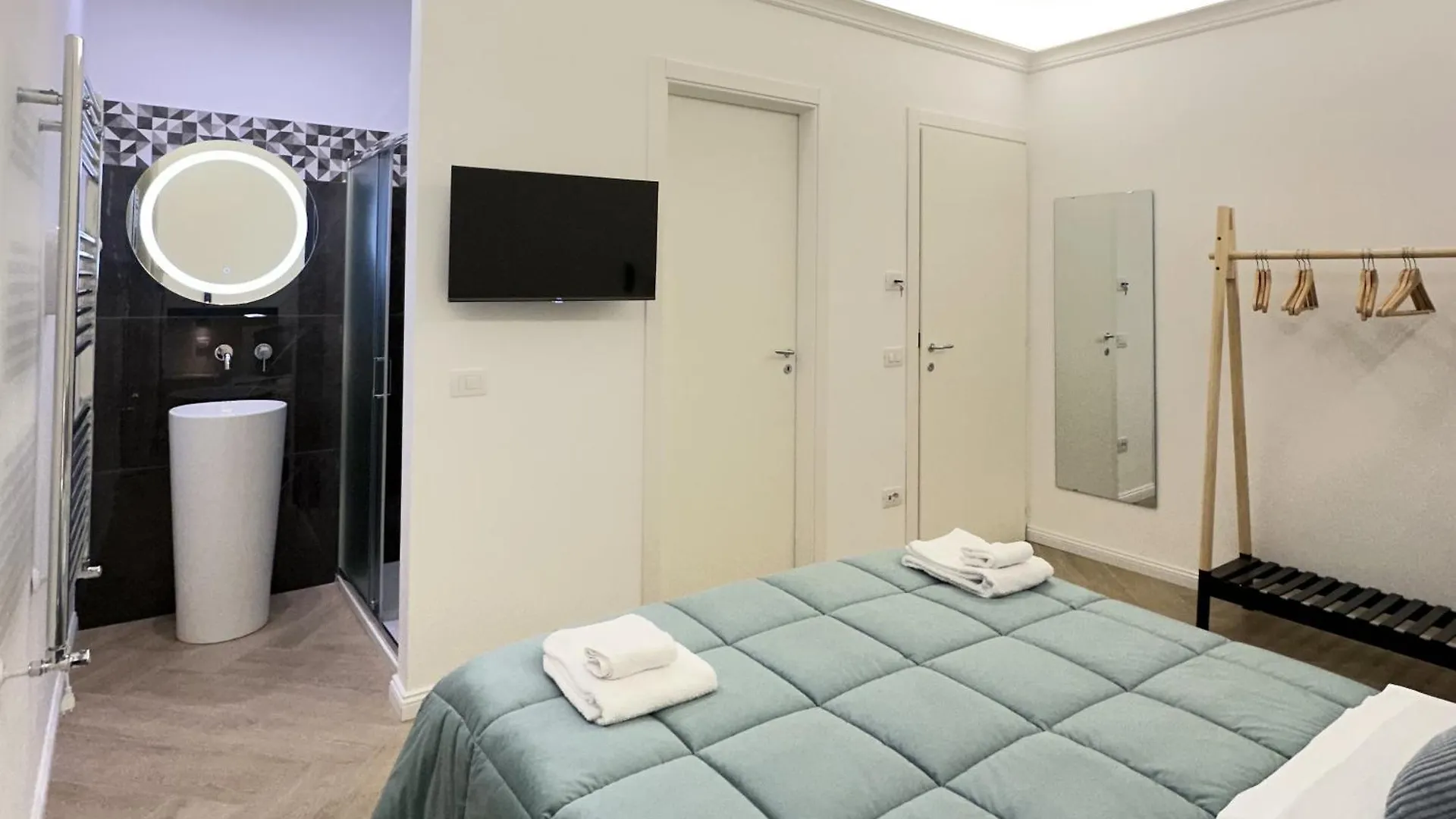 Vicki Vomero Rooms - Napoli B&B 나폴리